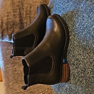 Eastland women's Jasmine black boots. Size 8.5.